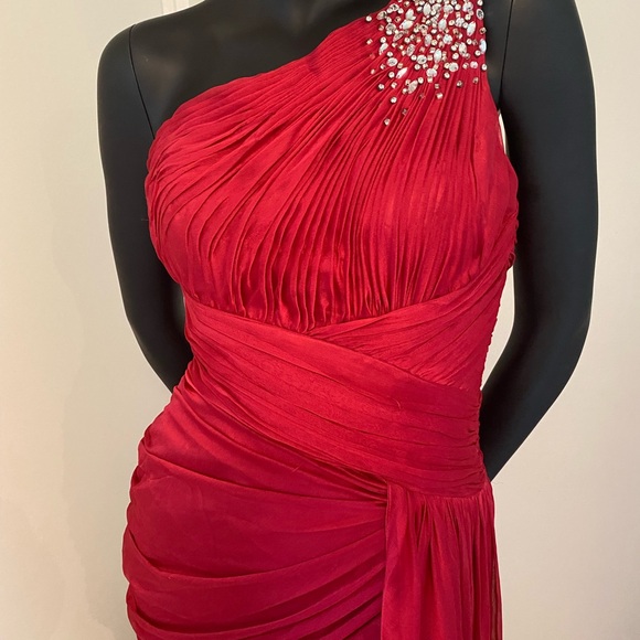 Elegant One-shoulder dress with side tail - Picture 7 of 8